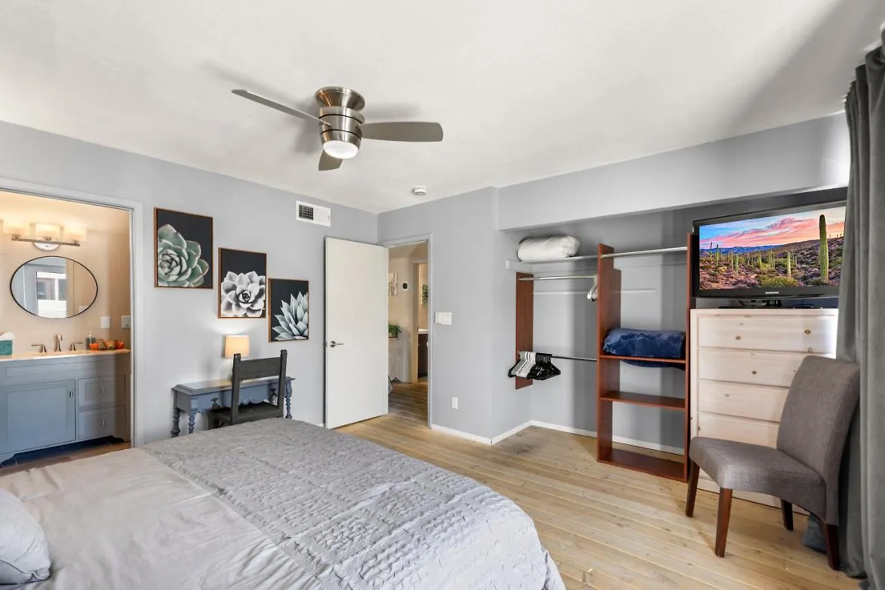 Old Town Oasis: Renovated Retreat with Pool & Walk-Friendly Location Apartment Scottsdale