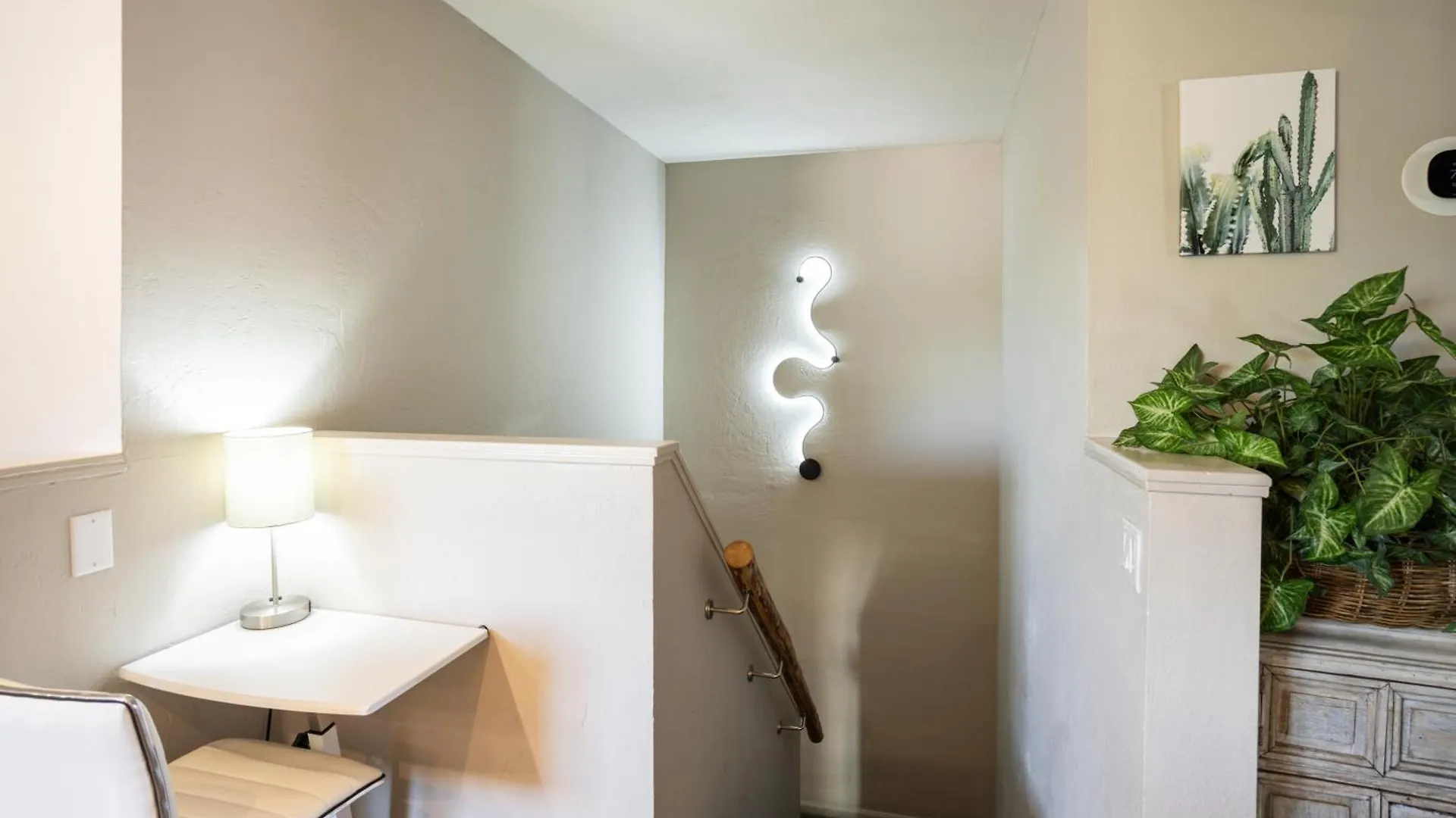 Old Town Oasis: Renovated Retreat with Pool & Walk-Friendly Location Apartment Scottsdale 0*,