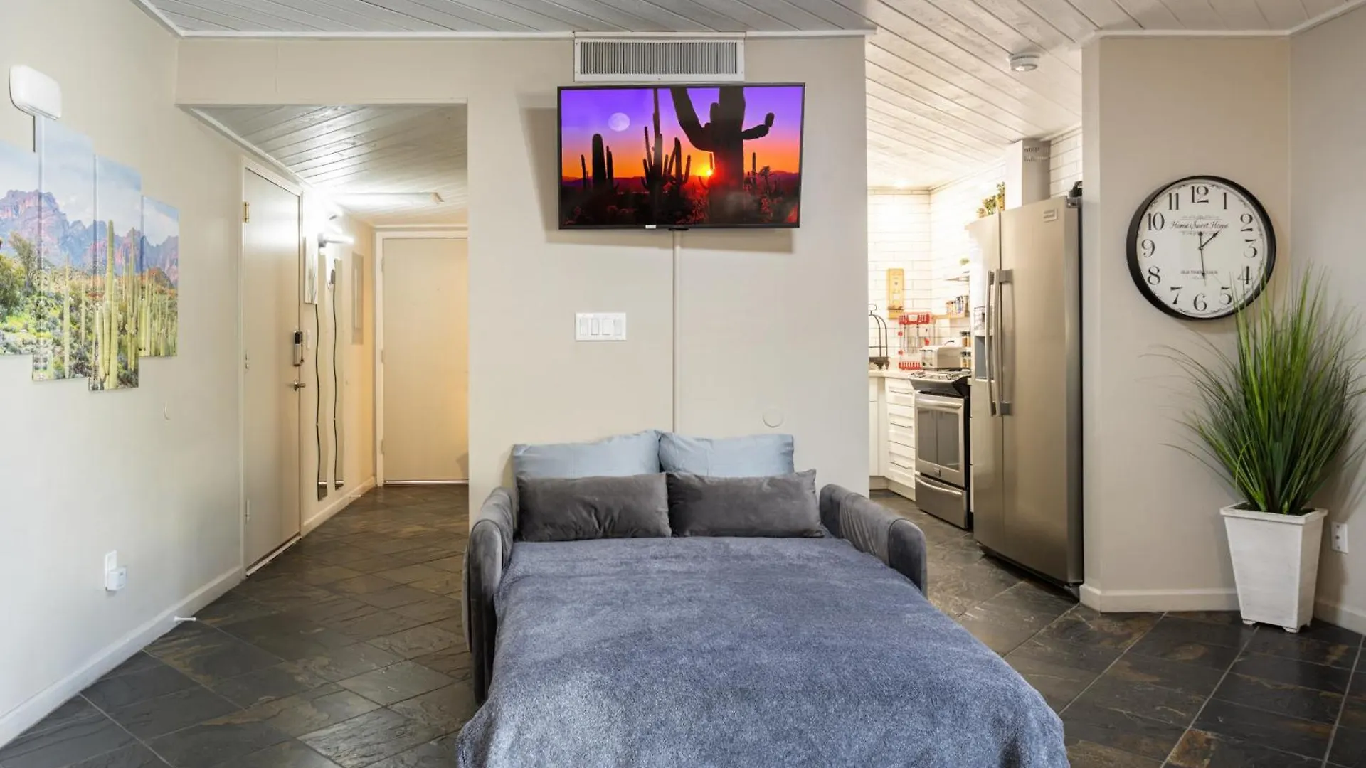 Old Town Oasis: Renovated Retreat with Pool & Walk-Friendly Location Apartment Scottsdale United States