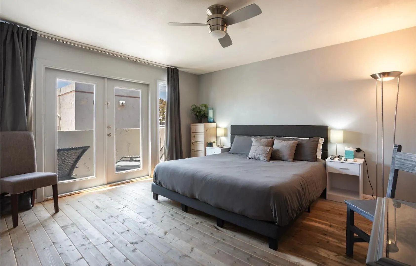 Old Town Oasis: Renovated Retreat with Pool & Walk-Friendly Location Apartment Scottsdale