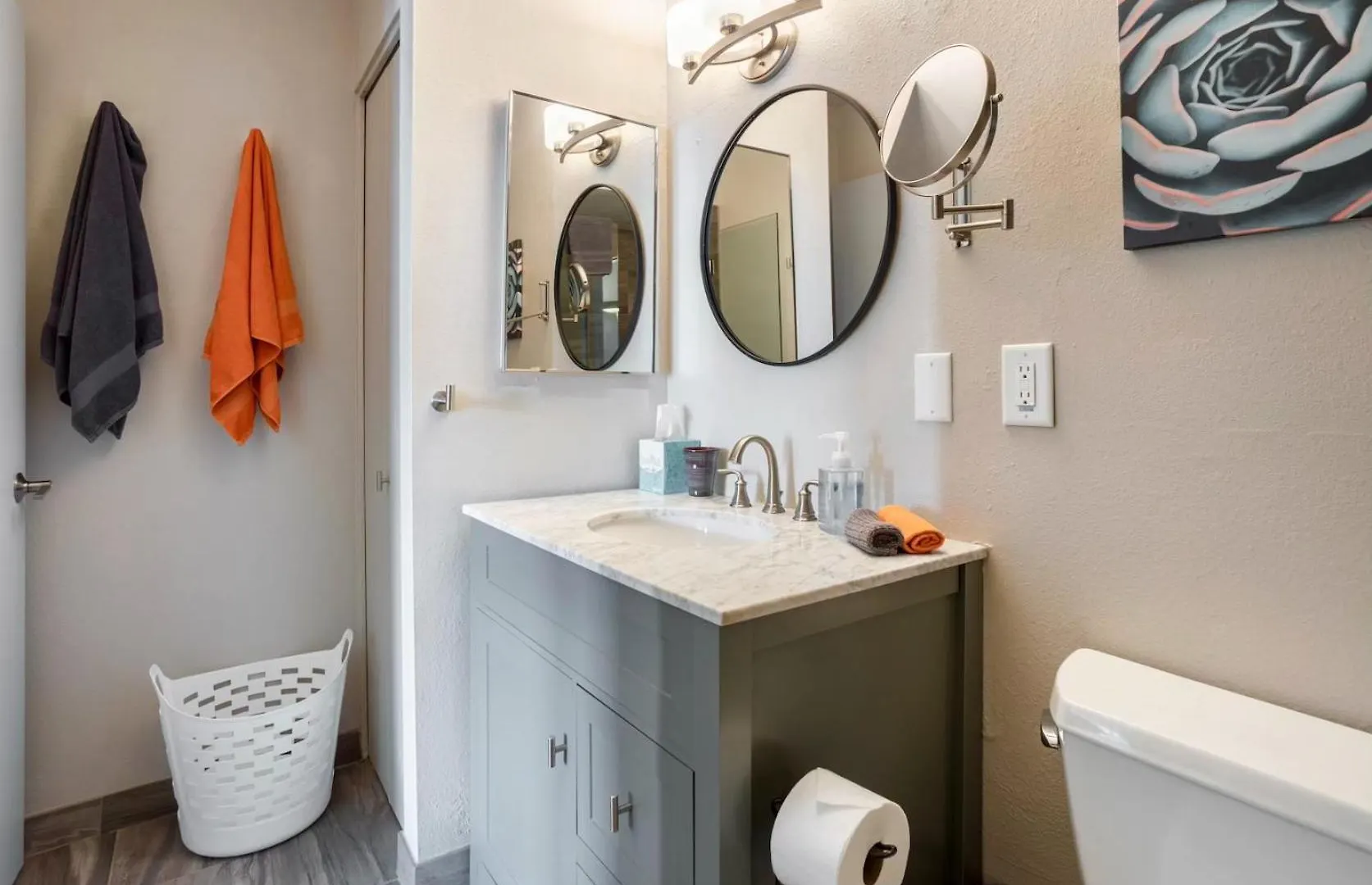 Old Town Oasis: Renovated Retreat with Pool & Walk-Friendly Location Apartment Scottsdale