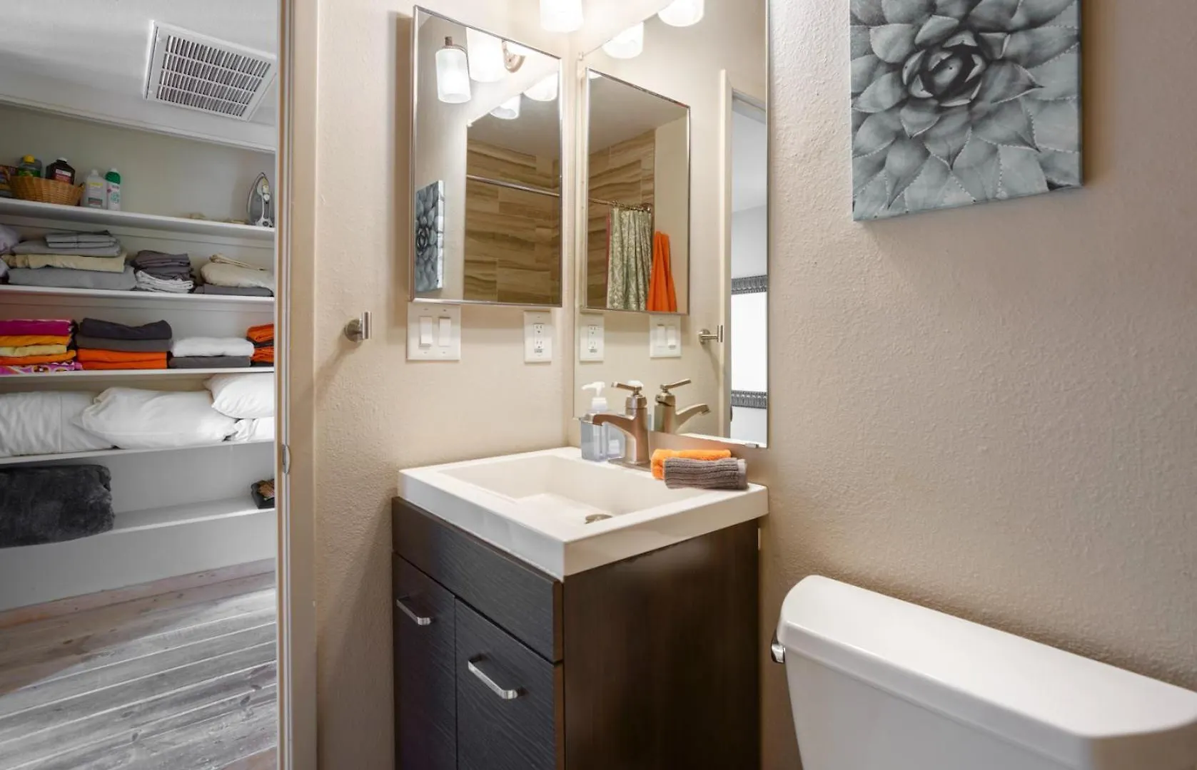 Old Town Oasis: Renovated Retreat with Pool & Walk-Friendly Location Apartment Scottsdale