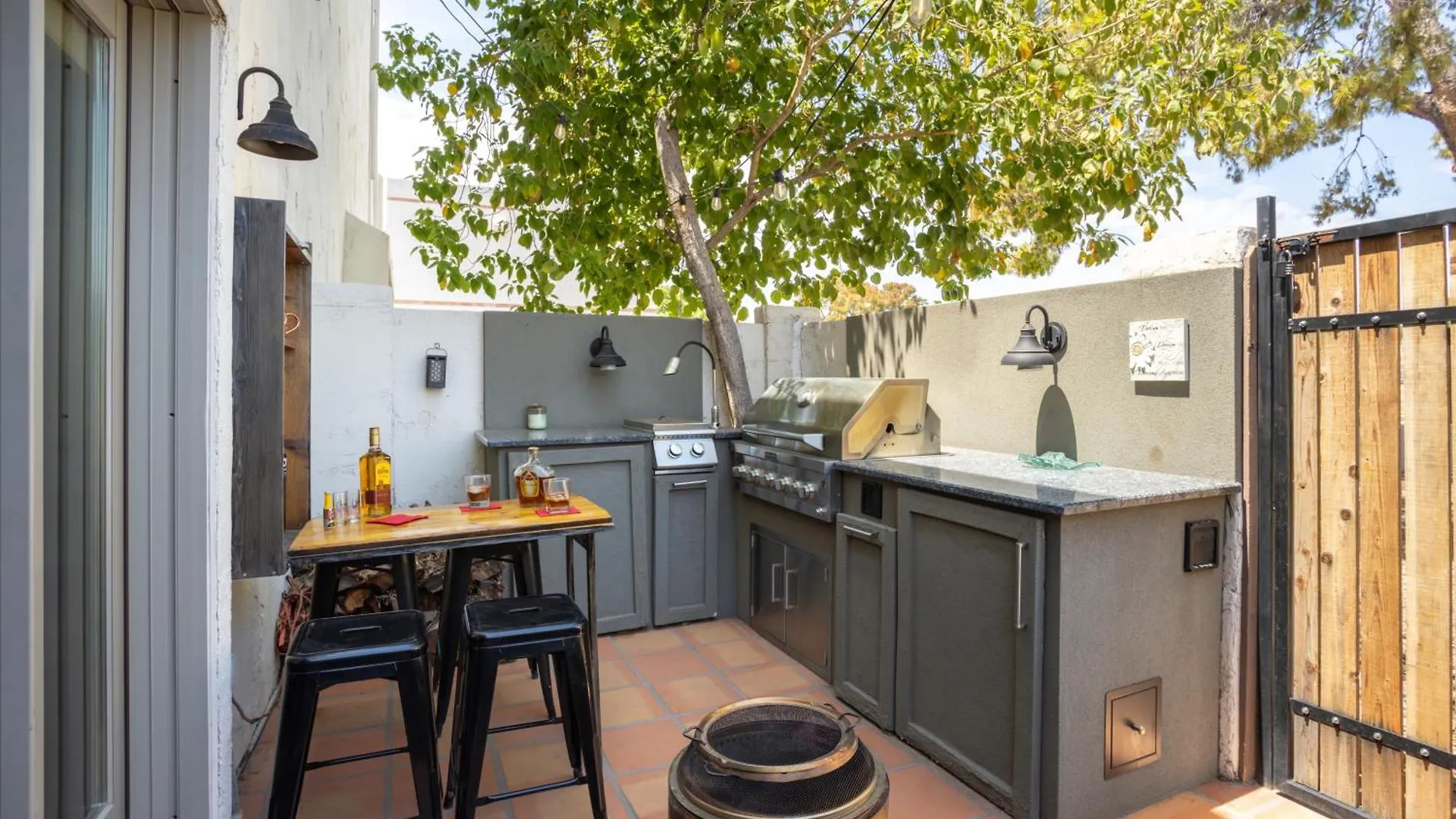 Old Town Oasis: Renovated Retreat with Pool & Walk-Friendly Location Apartment Scottsdale